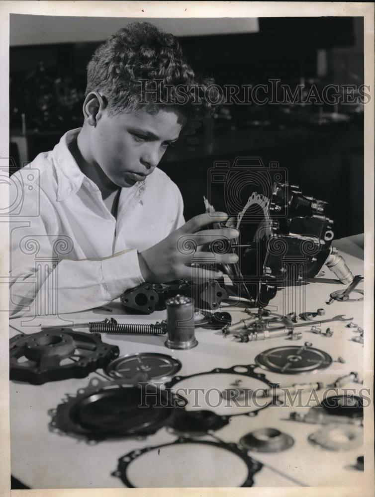 1944 Press Photo Chicago Jack Butler age 11 takes apart aircraft equipment - Historic Images