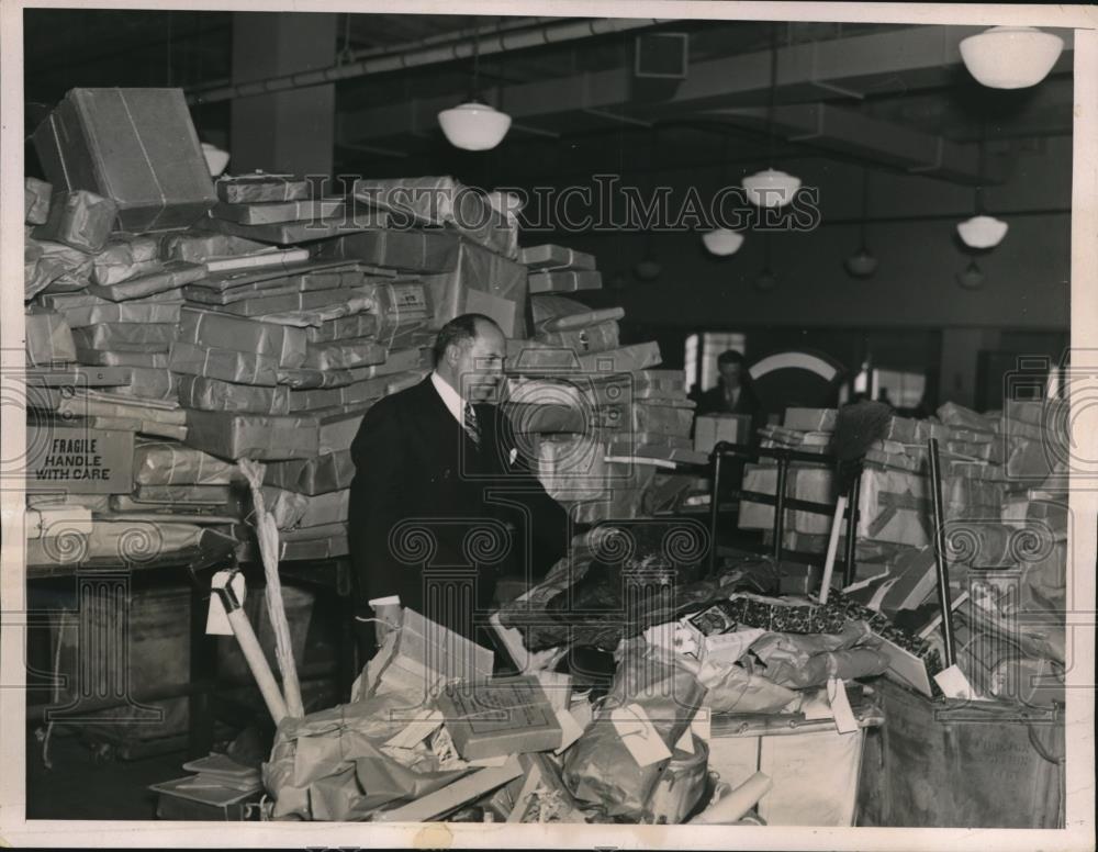 1936 Press Photo Postmaster Albert Goldman standing at letters that went astray - Historic Images