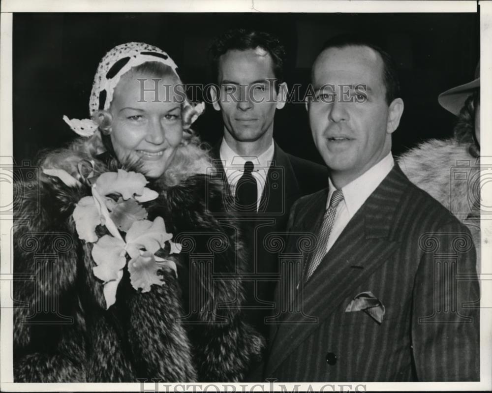 1939 Press Photo Lyn Logan greeting Alfred Nathan Jr - Historic Images