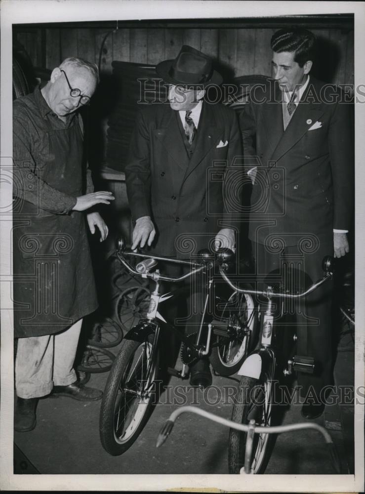 1944 Press Photo Merchant, Hyman Radousky interviewed by OPA Administrators - Historic Images