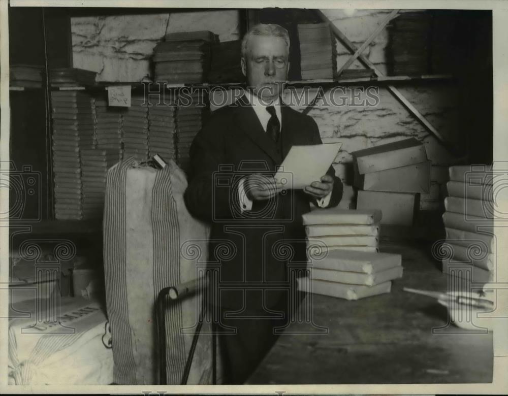 1924 Press Photo of J. Martin McKee foreman of the folding room for the House - Historic Images