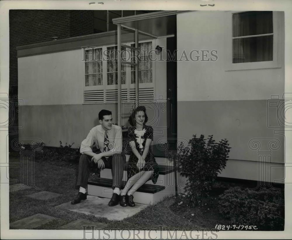 1945 Press Photo George Bowman and Bernice Rubright Goodyear employees - Historic Images