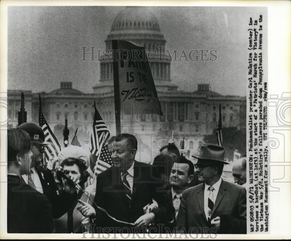 1971 Press Photo Fundamentalist preacher Carl McIntire, interviews a hardhead - Historic Images