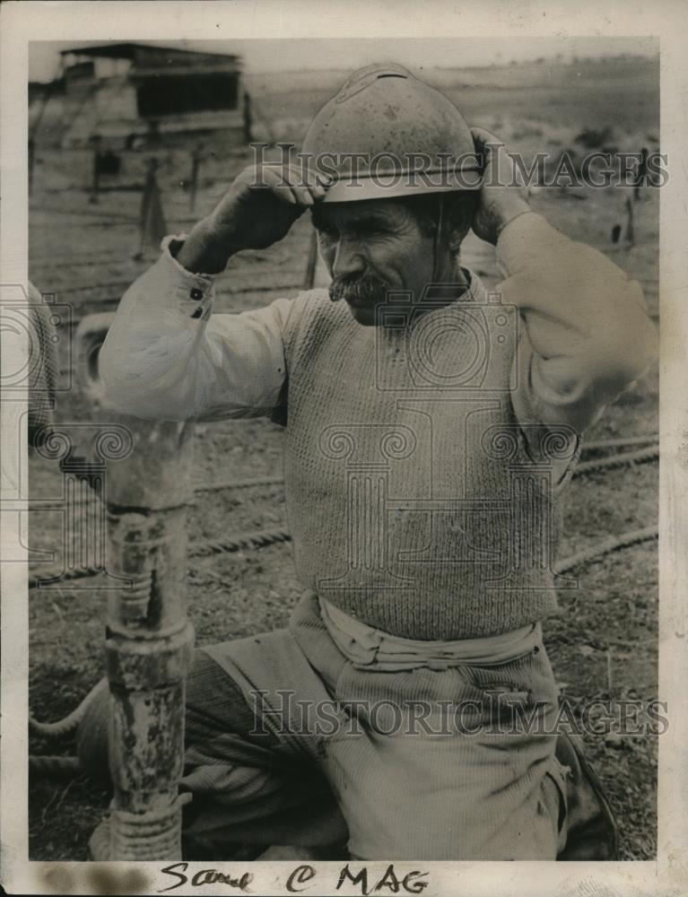 1940 Press Photo Greek laborer in steel helmet for his head protection - Historic Images