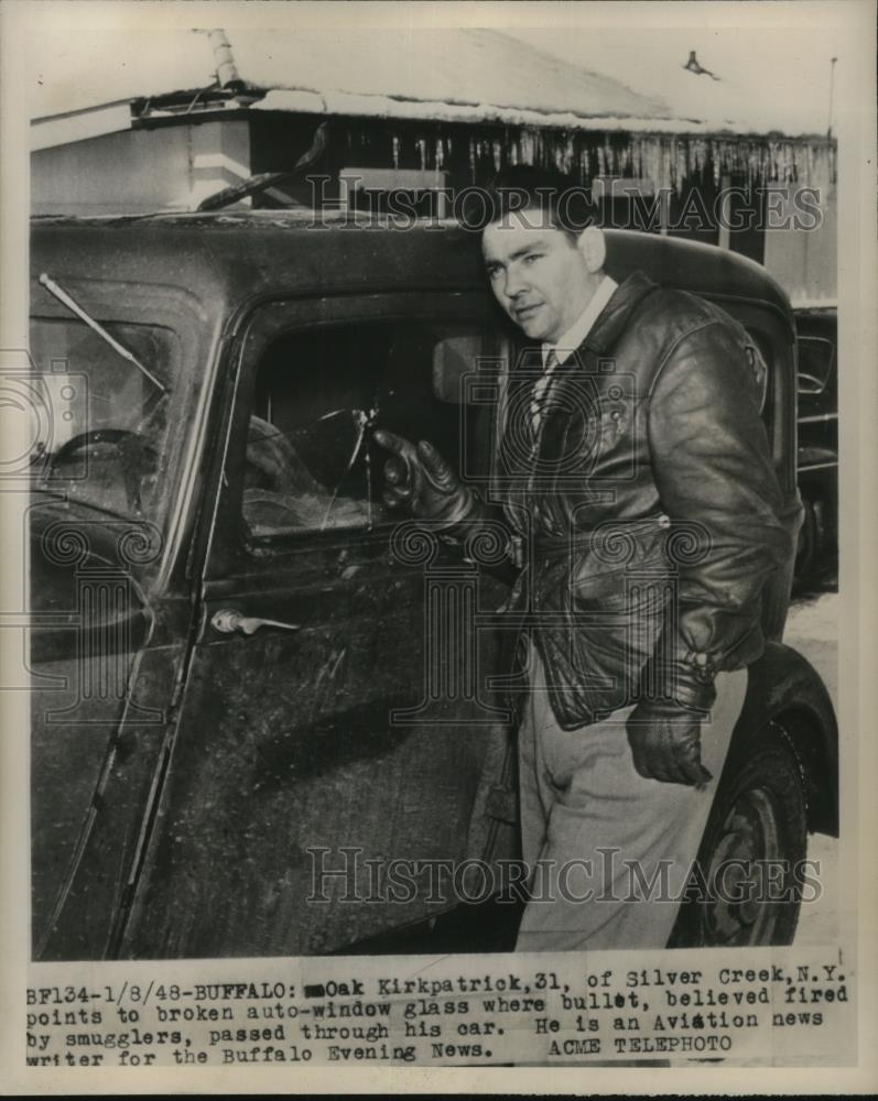 1948 Press Photo Oak Kirkpatrick Shows Where Bullet Passed Thru His Car - Historic Images