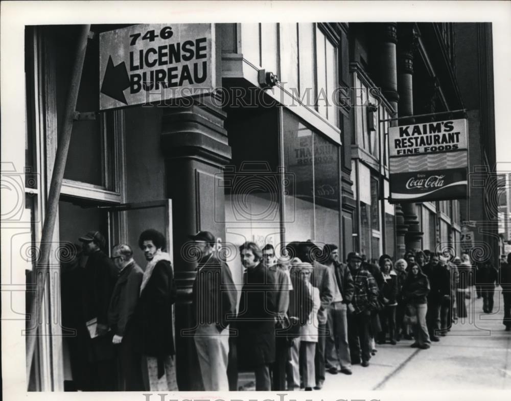 1976 Press Photo Auto License Bureau first day of sales &quot;76 plates at Perry - Historic Images