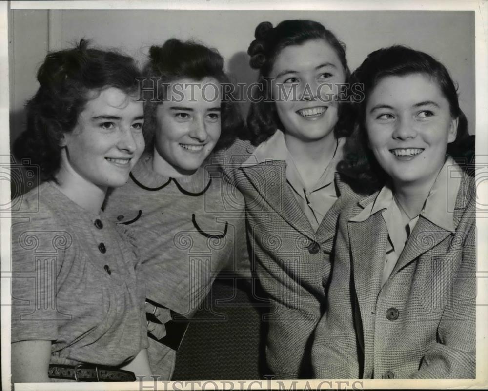 1942 Press Photo Two Twins get free ride to D.A.R. Convention in Chicago. - Historic Images