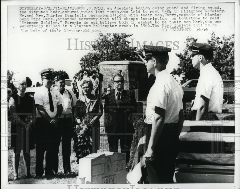 1971 Press Photo Mr &amp; Mrs Charles Dennis &amp; son Jerry in Hillgrove Cemetery - Historic Images