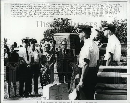 1971 Press Photo Mr & Mrs Charles Dennis & son Jerry in Hillgrove Cemetery - Historic Images