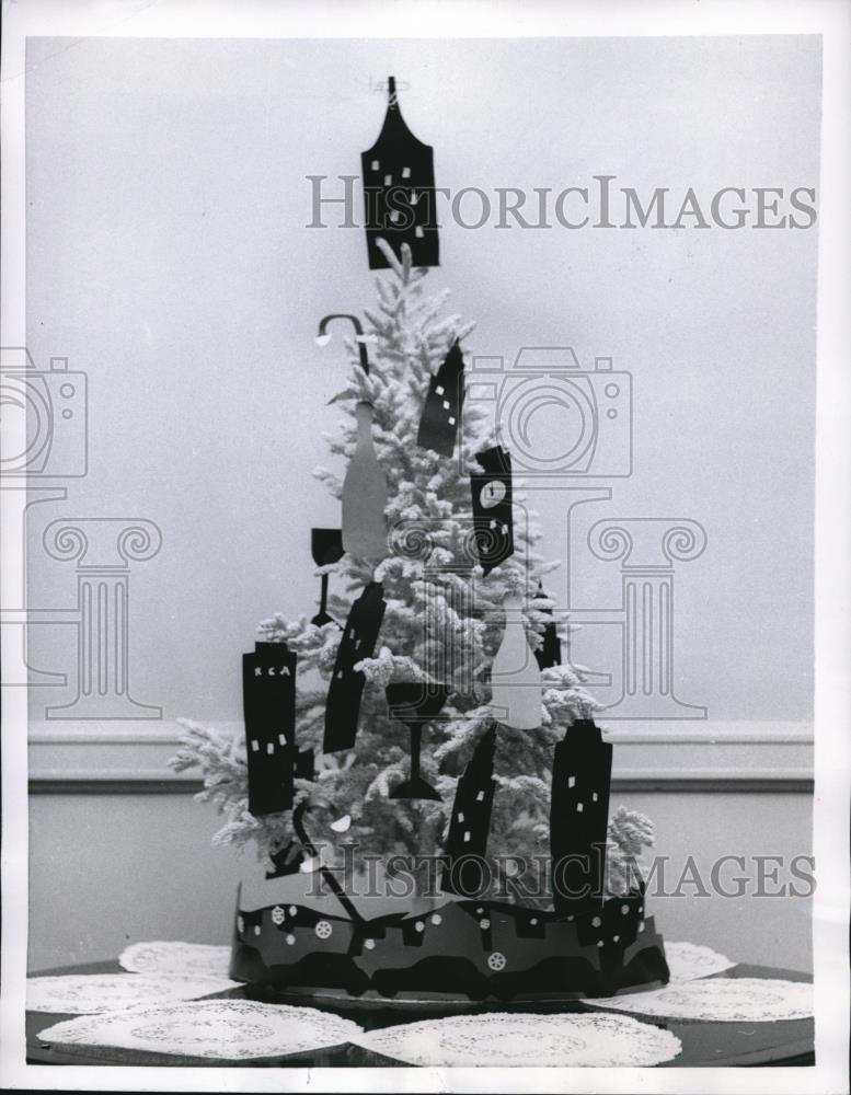 1954 Press Photo Dwarf Christmas tree, symbolic of gay Manhattan night - Historic Images