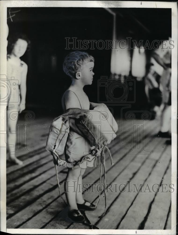 1941 Press Photo Bristish Kid took no chance when he made a trip with his family - Historic Images