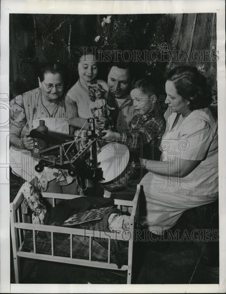 1946 Press Photo A Merry Christmas is enjoyed by the family of Wilde Shawver - Historic Images