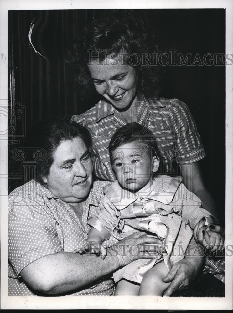 1946 Press Photo Chicago Mrs Mary Bauer baby Barry Ivers &amp; mom Mrs Ivers - Historic Images