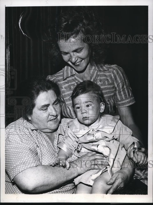 1946 Press Photo Chicago Mrs Mary Bauer baby Barry Ivers & mom Mrs Ivers - Historic Images