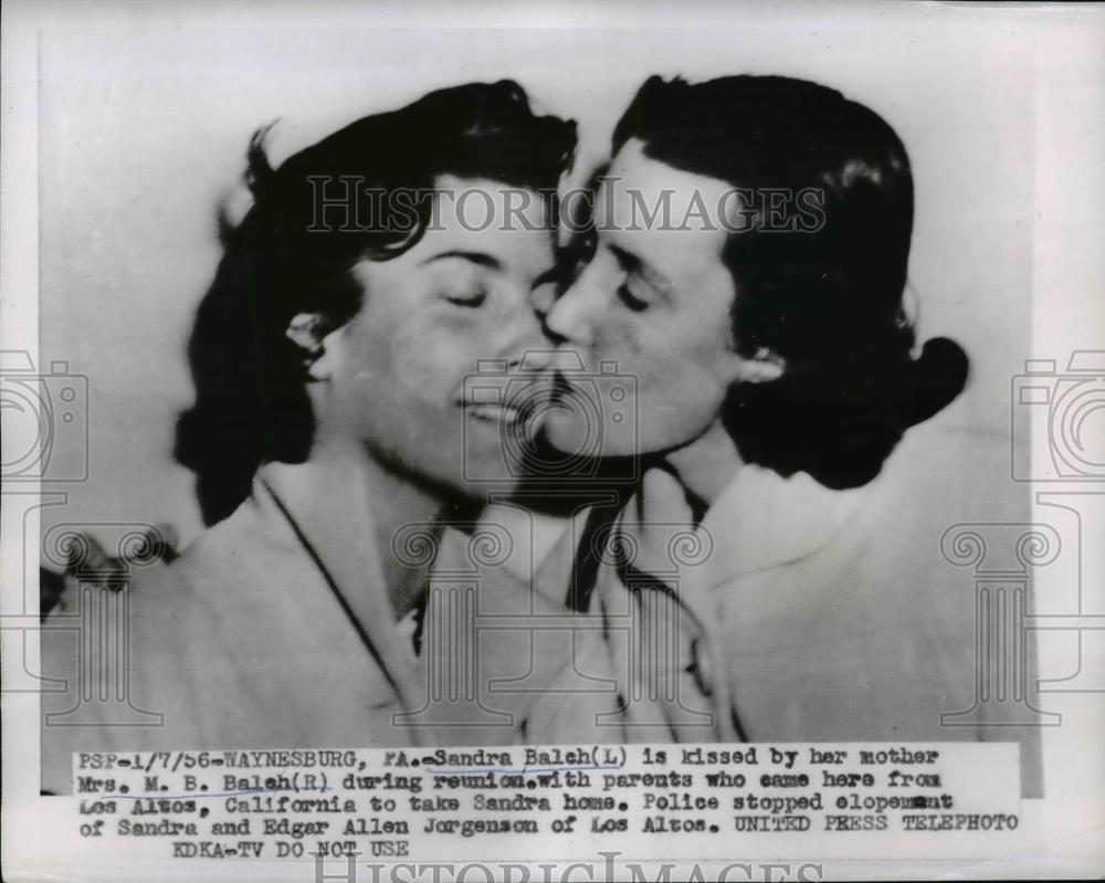 1956 Press Photo Sandra Balch Kissed by Mother Mrs. M.B. Balch Before Elopement - Historic Images