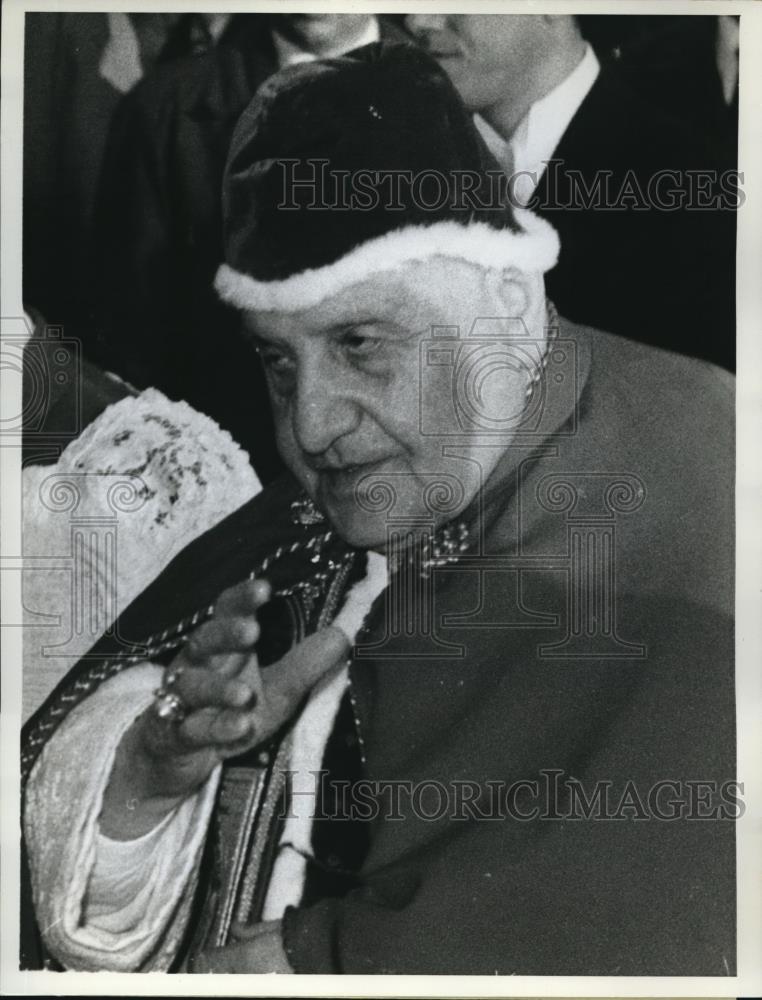 1926 Press Photo Rome Pope John XXIII bestows his Papal Blessing on the - Historic Images