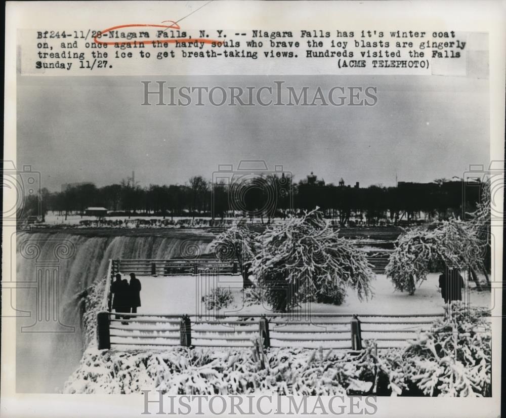 1948 Press Photo Niagara Falls NY a few tourists in the winter snow - Historic Images