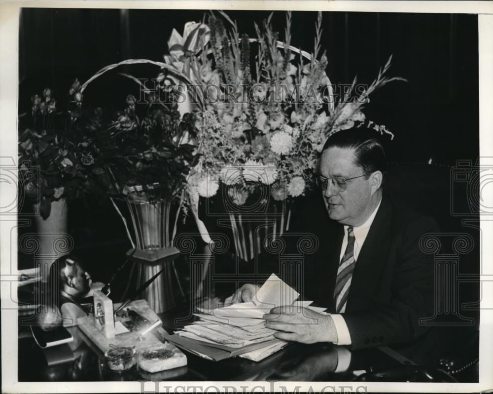 1936 Press Photo William W. Howes at his desk in Washington, D.C. - Historic Images