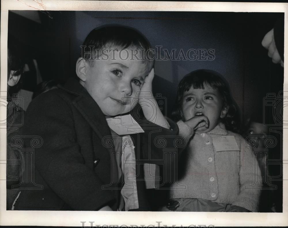 1966 Press Photo Little children of Paris on their first day of school - Historic Images