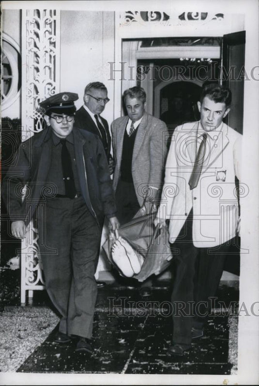 1955 Press Photo Oyster Bay LI Police and medical men remove body of William - Historic Images