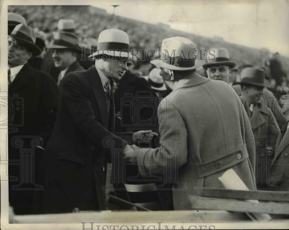 1931 Press Photo James Walker greeting friend - Historic Images