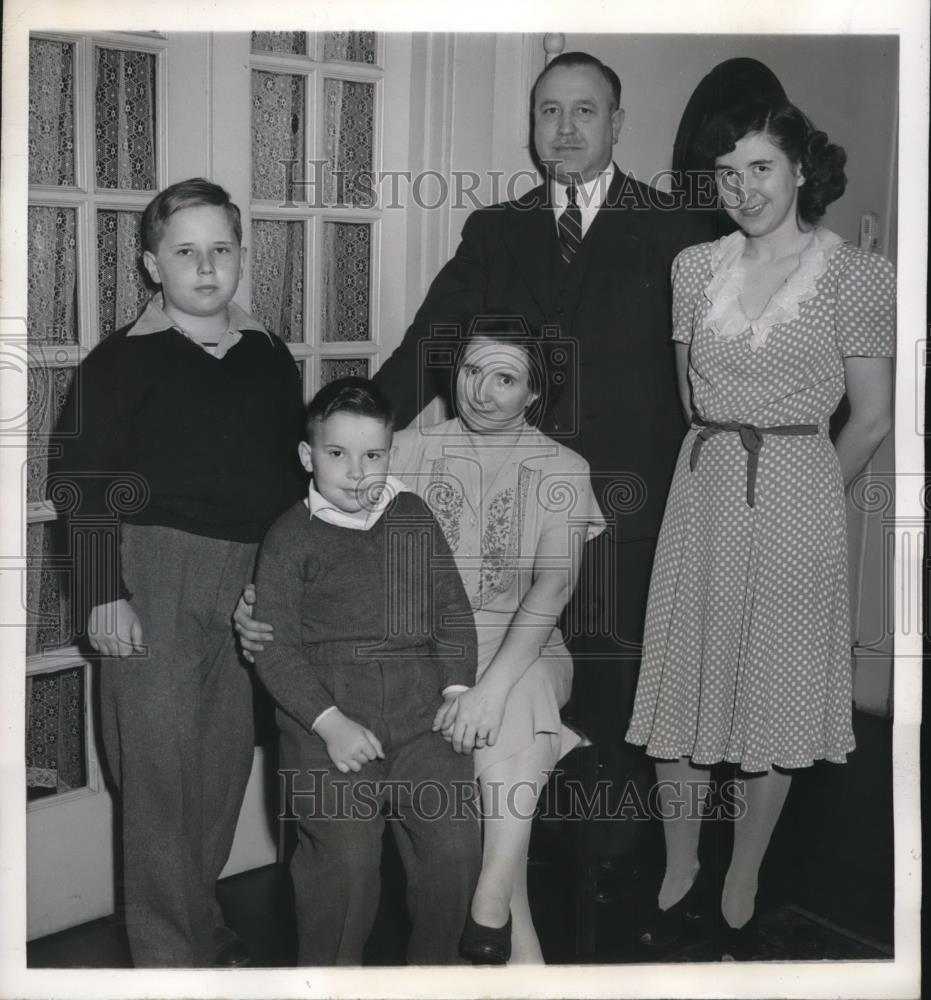 1945 Press Photo The Reverend Clayton Williams with his family - Historic Images