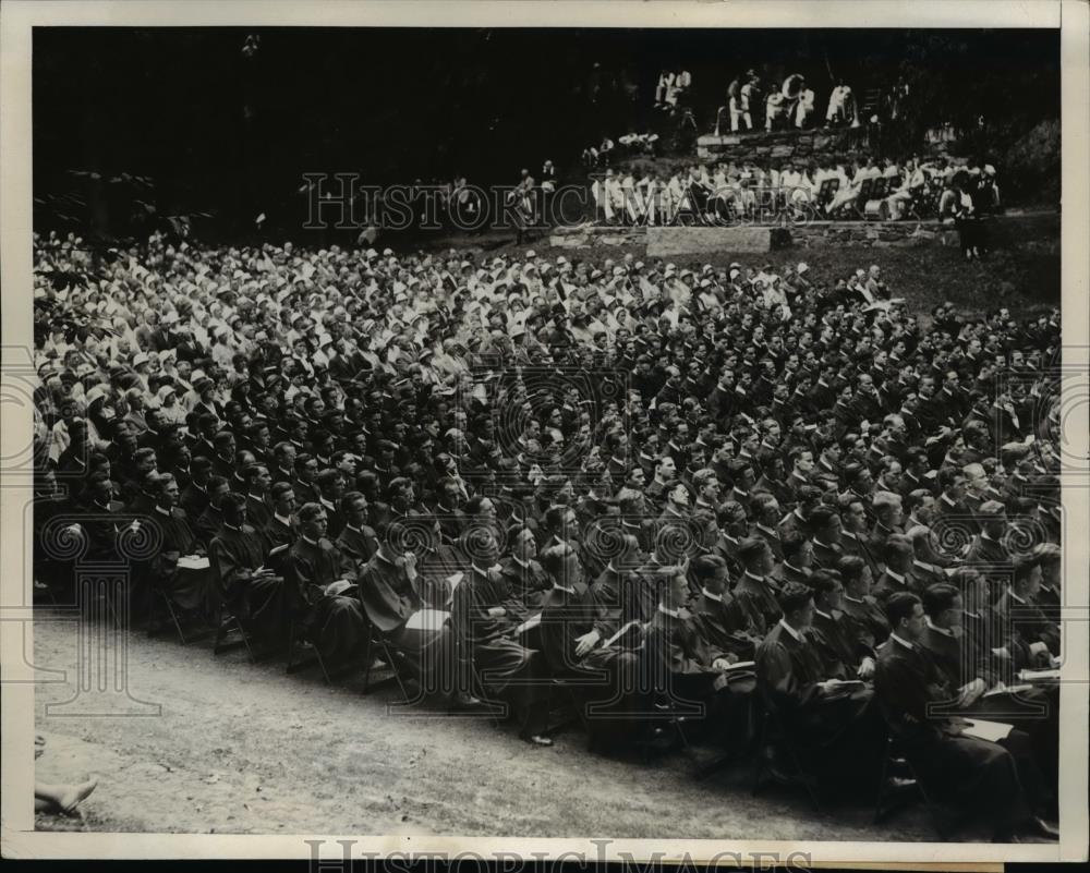 1932 Press Photo Presenting a sea of faces, students listening to a speech made - Historic Images