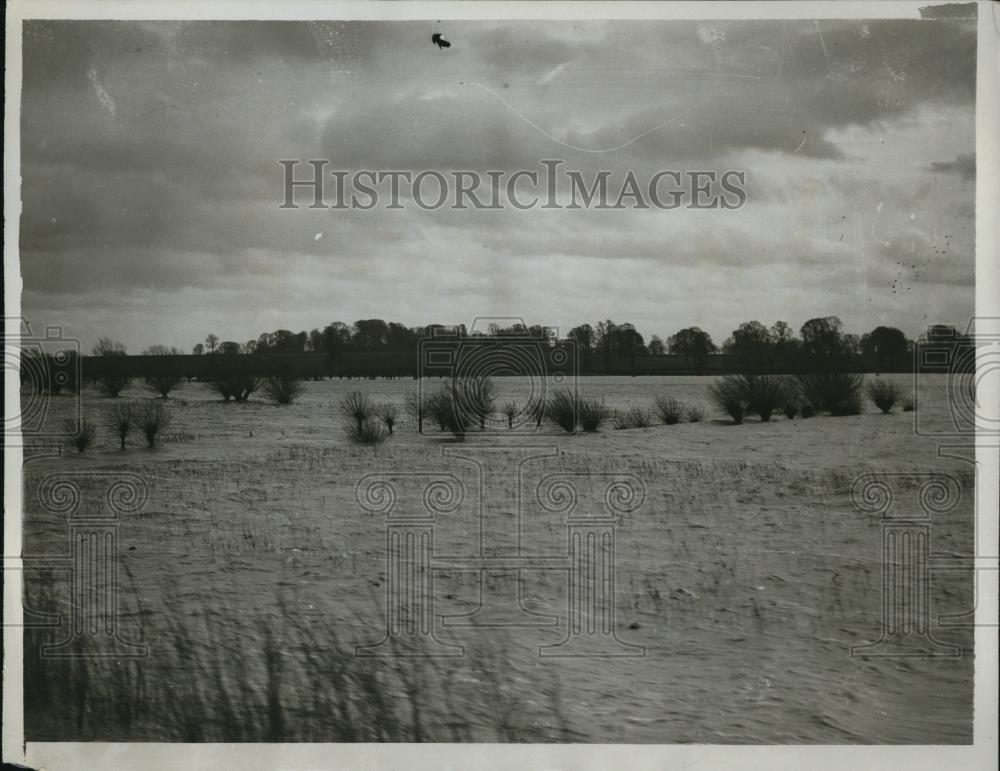 1930 Press Photo Athelney &amp; Stan Moor villages leave when Somerset River bursts - Historic Images