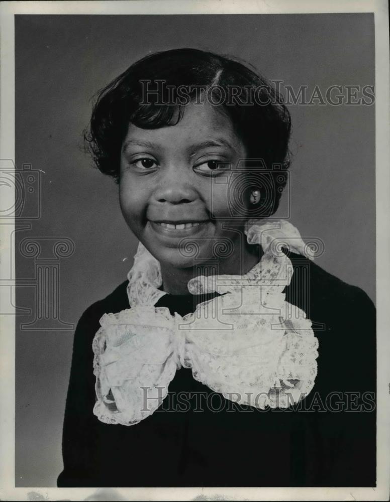 1971 Press Photo Pamela Stewart, valedictorian for Jane Addams High school. - Historic Images
