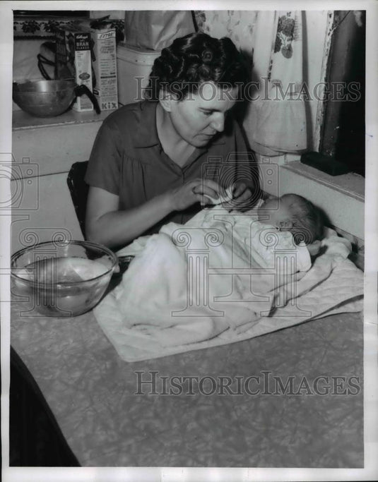 1955 Press Photo Stow Ohio Clarence Hathaway 2 week old son of a deaf and blind - Historic Images