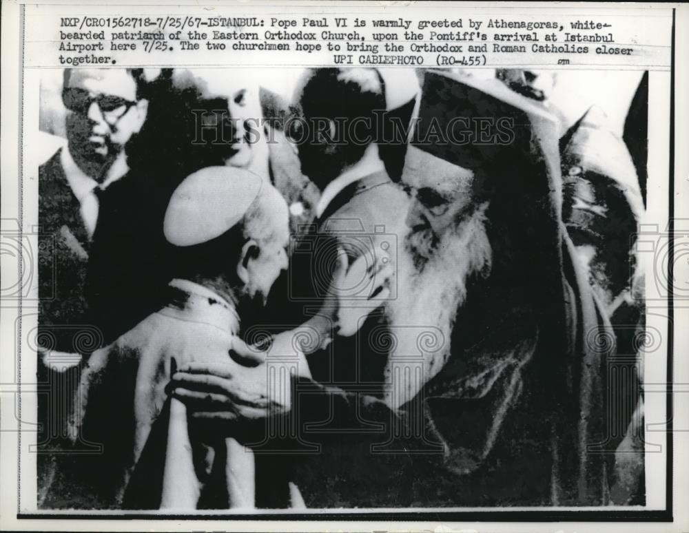 1967 Press Photo Pope Paul VI, is warmly greeted by Athenagoras, white bearded - Historic Images