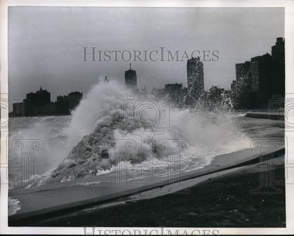 1957 Press Photo Lake Michigan Water Sweeps Over Lakefront Seawall - Historic Images