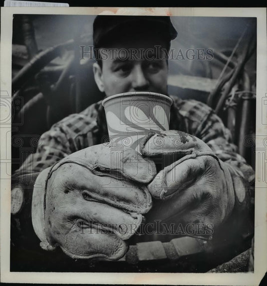 1962 Press Photo Arthur Williams Electrical Splicer On Coffee Break - Historic Images