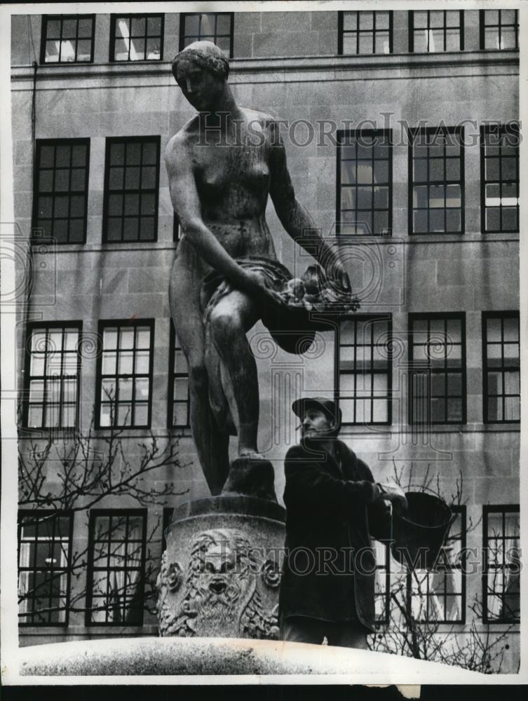 1971 Press Photo Tarcisico Verardi a stone mason from Bronx in Plaza Fountain - Historic Images