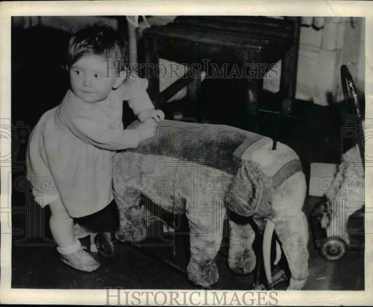 1945 Press Photo Margaret Baker & her toy elephant - Historic Images