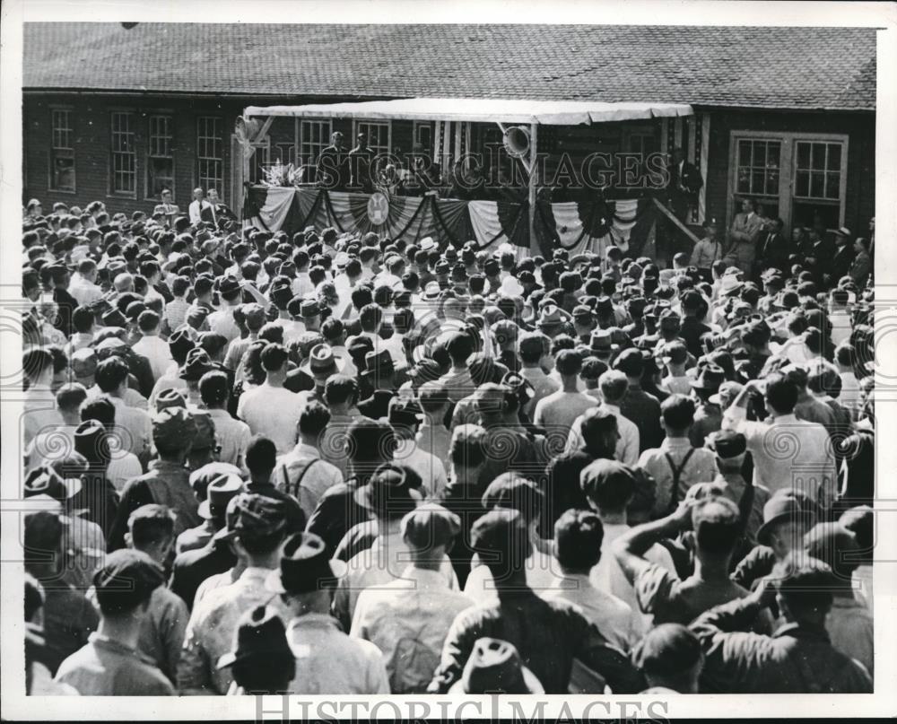 1941 Press Photo 3,000 workers w/ their families gathered at Burnham, Pa. - Historic Images