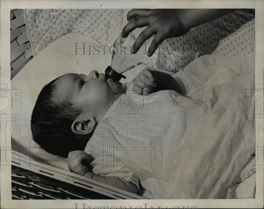 1939 Press Photo The baby feeding from the bottle - Historic Images