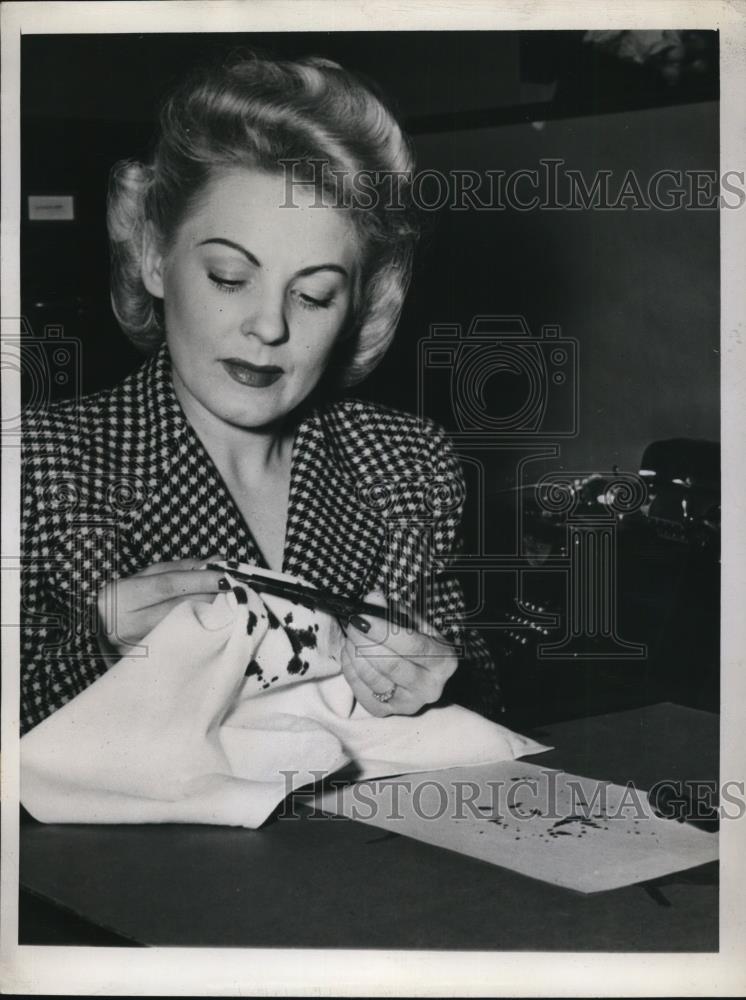 1944 Press Photo Fountain pen ink absorbed by Jean Dupont&#39;s office towel - Historic Images