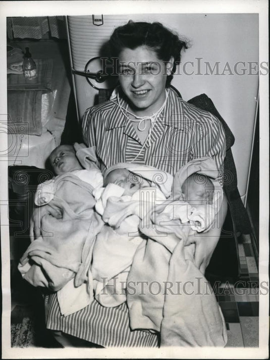 1946 Press Photo Chicago Mrs Marie Leban & triplets Wm, Ronald, Theo - Historic Images