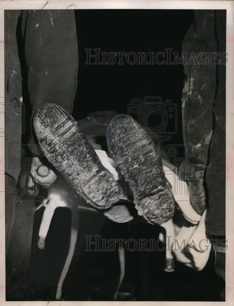 1948 Press Photo firemen of Hose Company No. 2 carry fallen comrade from fire - Historic Images