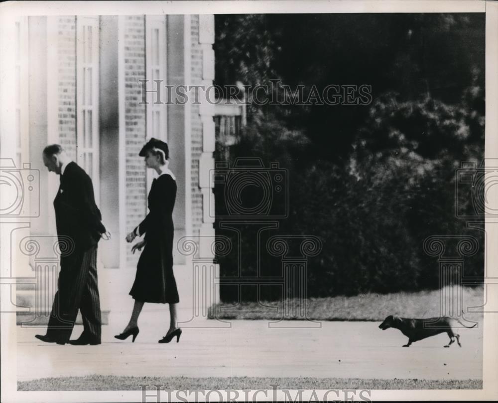 1938 Press Photo Countess Barbara Mutton Haugwitz-Reventlow as she left her home - Historic Images