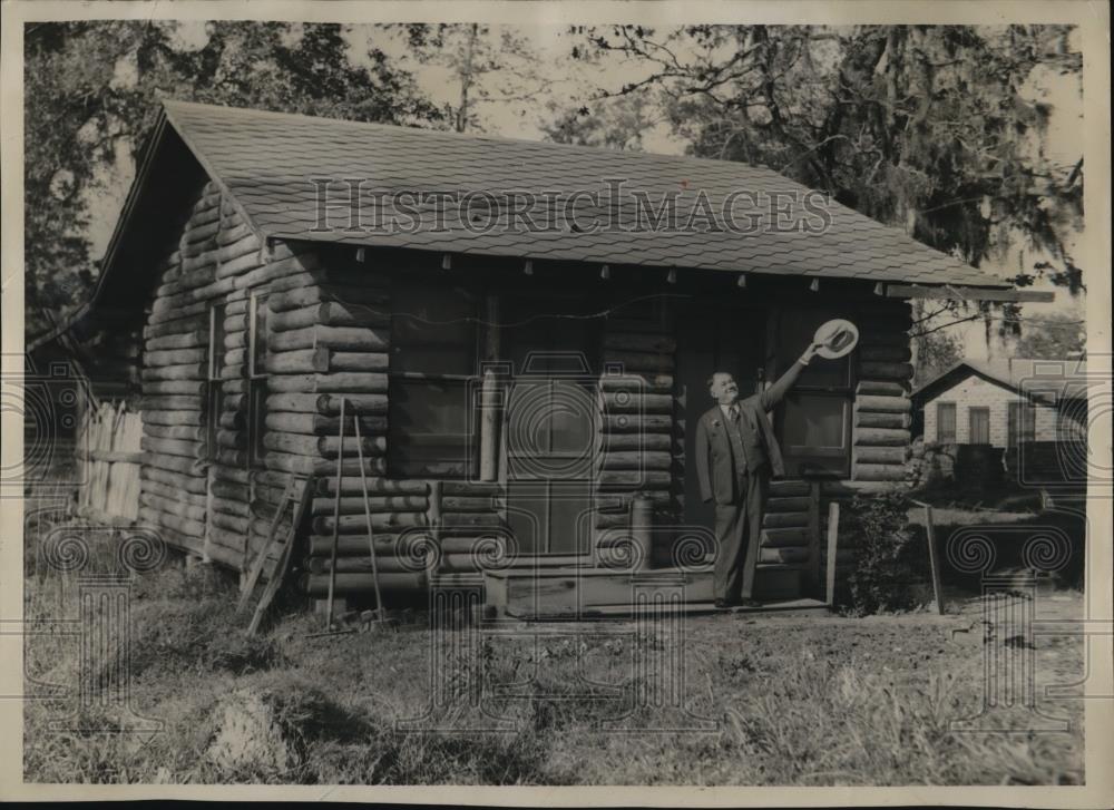 1938 Press Photo Joseph King Lives in Modern Log Cabin - Historic Images