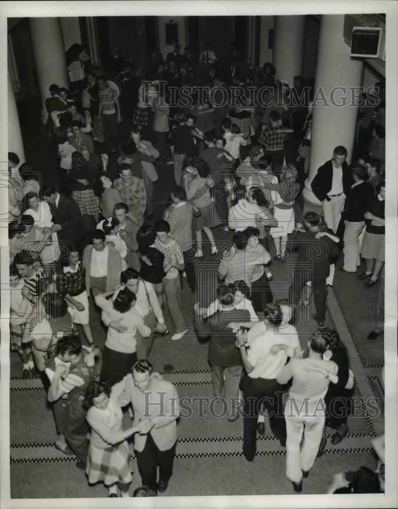 1943 Press Photo Here&#39;s the spacious marble dance floor at the Flamingo where - Historic Images