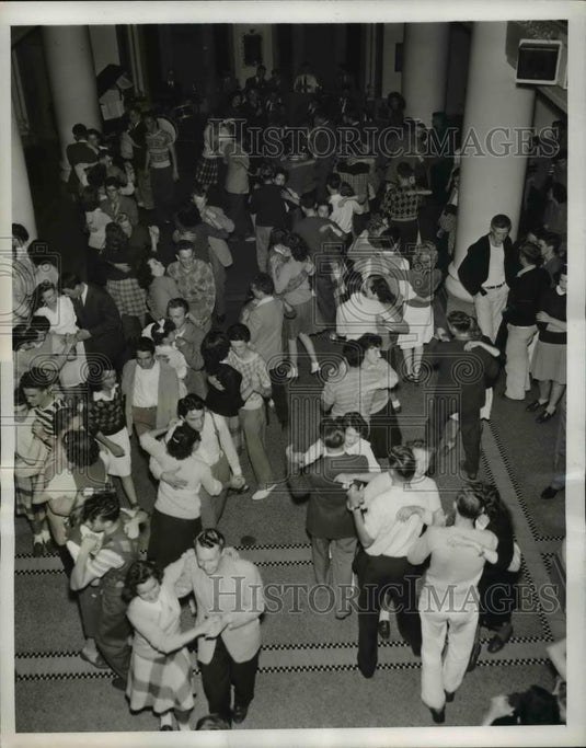 1943 Press Photo Here's the spacious marble dance floor at the Flamingo where - Historic Images