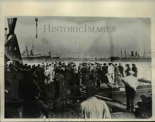 1932 Press Photo Relatives and friends stand on docks of Marseilles France - Historic Images
