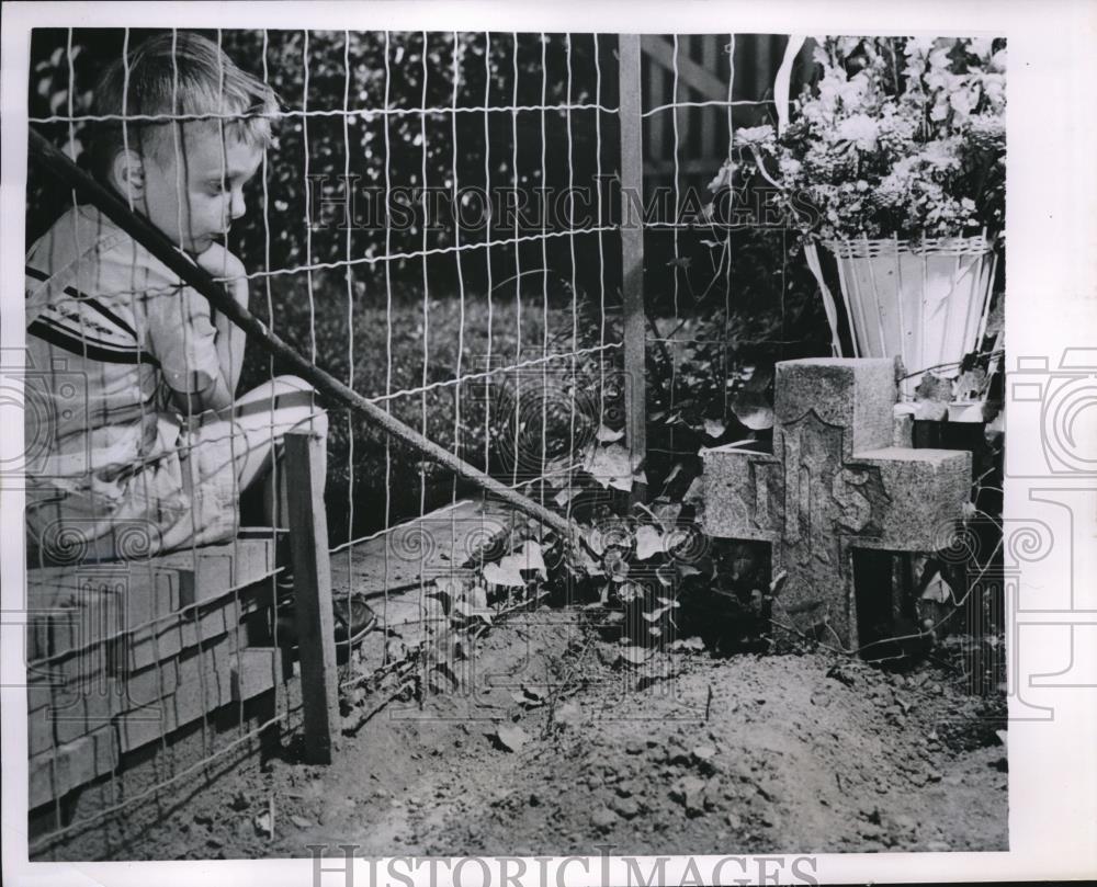 1951 Press Photo Michael Lubiscak sitting in sad meditation - Historic Images