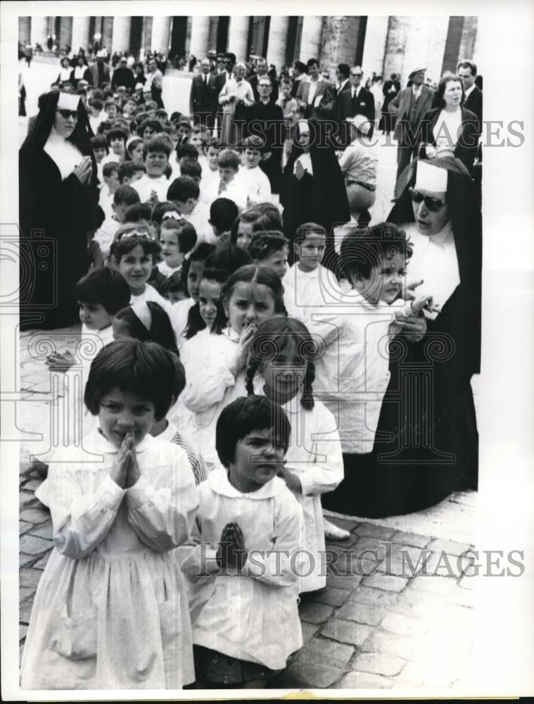 1963 Press Photo Vatican City, nuns and small children fill the square - Historic Images