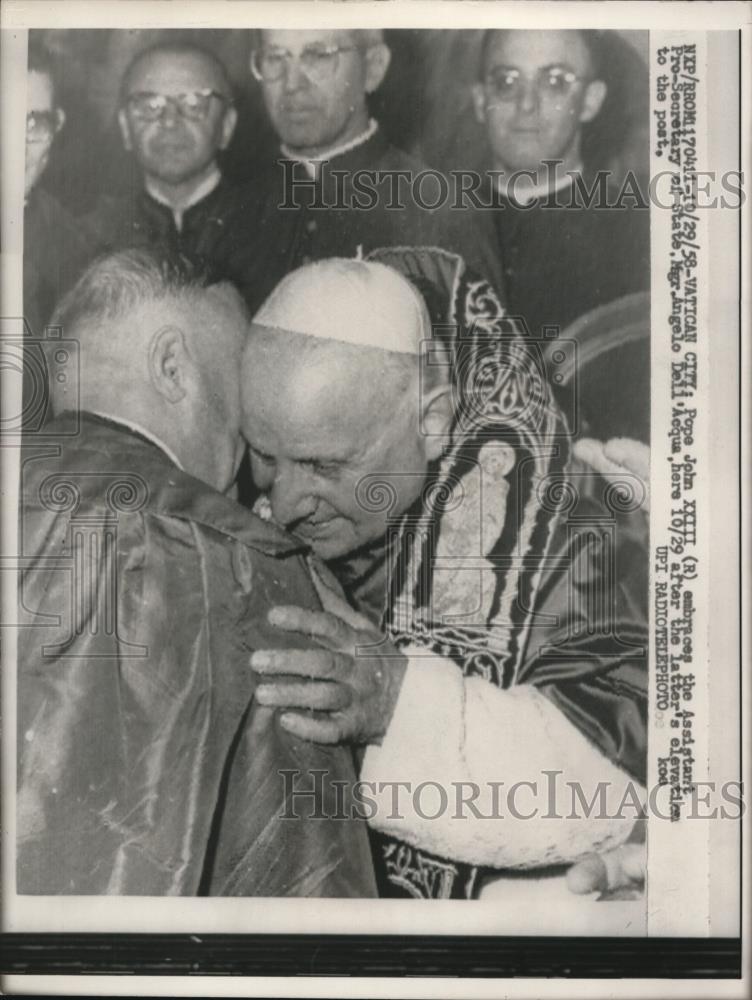 1958 Press Photo Pope John XXIII embraces Angelo Deli&#39;Acqua - Historic Images