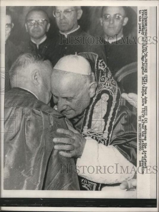 1958 Press Photo Pope John XXIII embraces Angelo Deli'Acqua - Historic Images