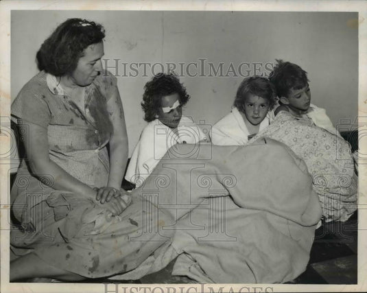 1953 Press Photo Homeless Tornado Victims Mary Balint, 3 Children - Historic Images